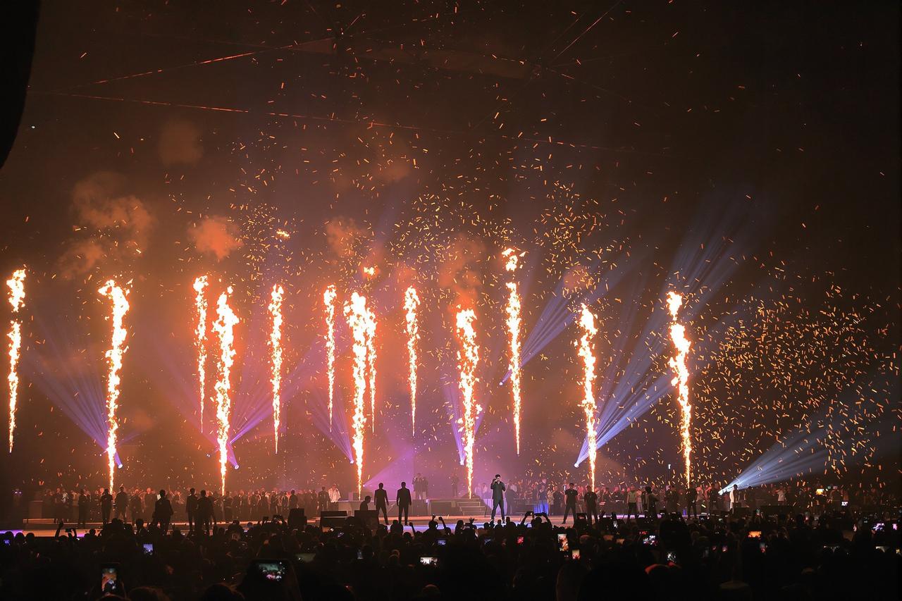 某歌手演唱会现场突发状况，粉丝目击全程录像流出